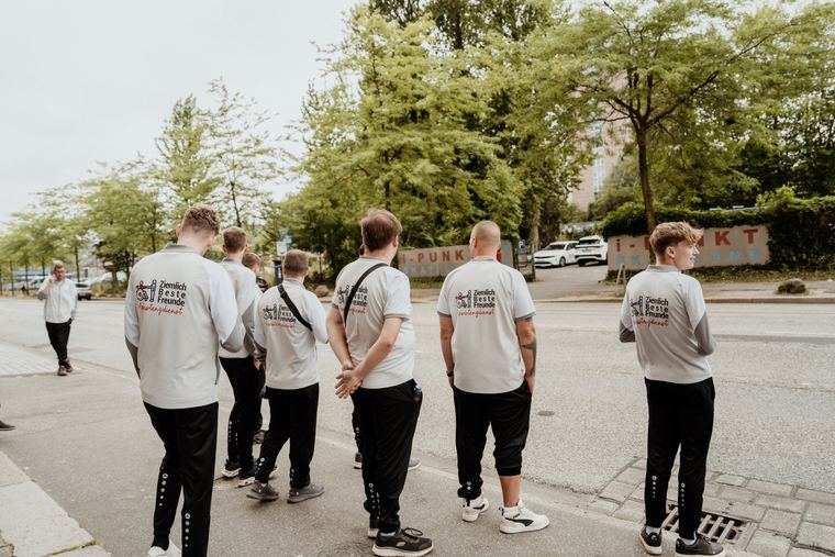Die Gruppe geht gemeinsam ueber eine Straße