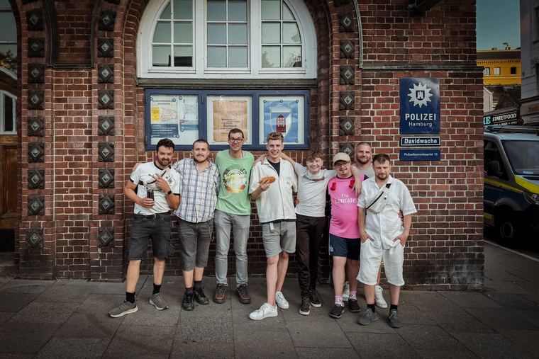 Die Gruppe steht vor der Davidwache in Hamburg