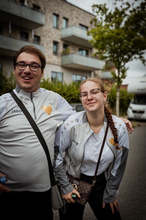 Zwei Spielerinnen lachen in die Kamera