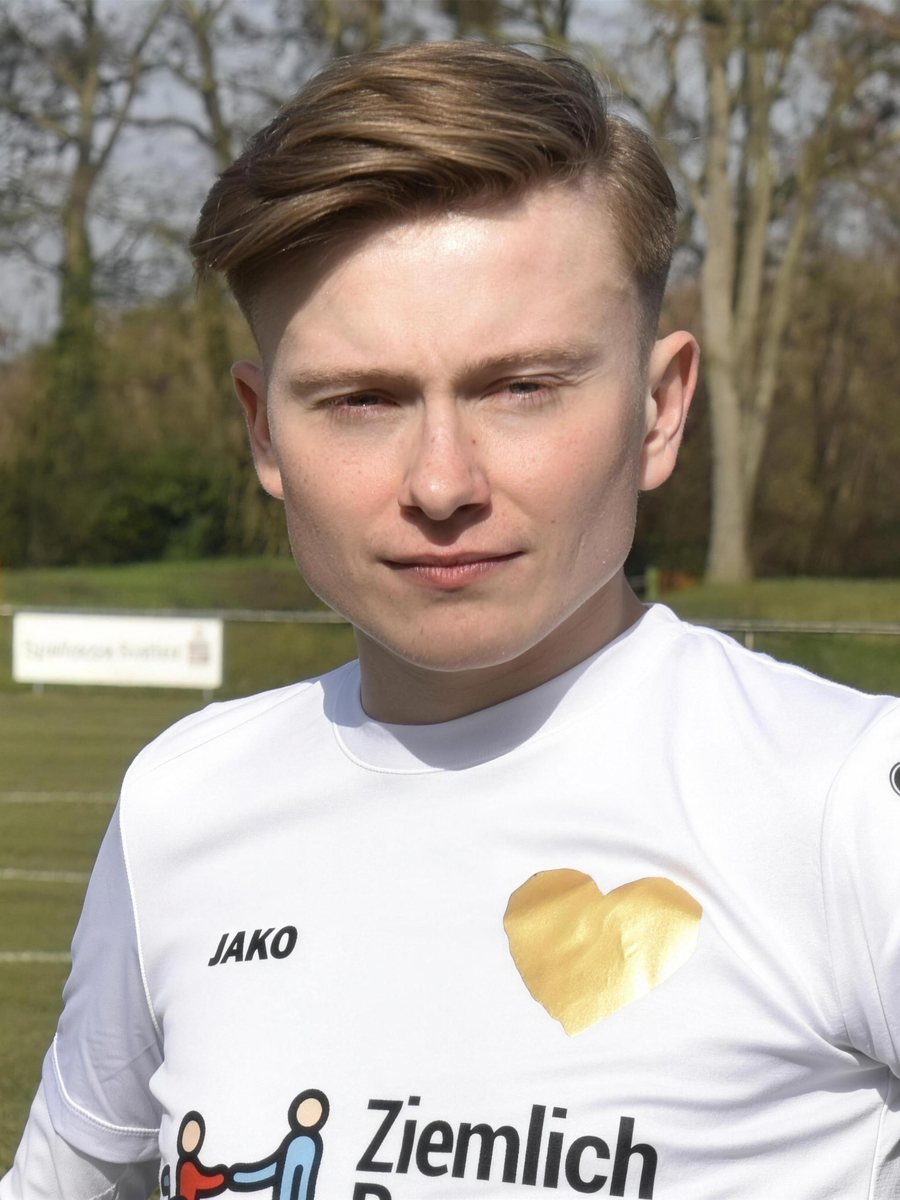 Nikki im weißen Trikot der Inklusionsmannschaft auf dem Sportplatz