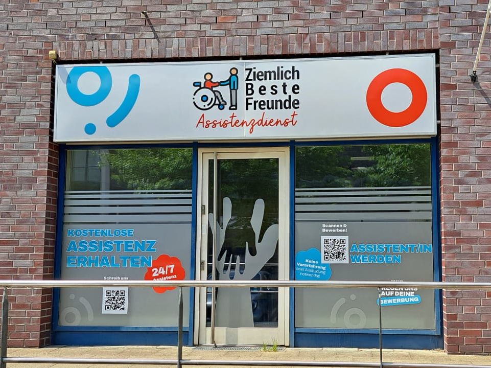 Unser Büro in Langenhagen: Schaufenster mit dem Schild „Ziemlich Beste Freunde Assistenzdienst" über dem Eingang